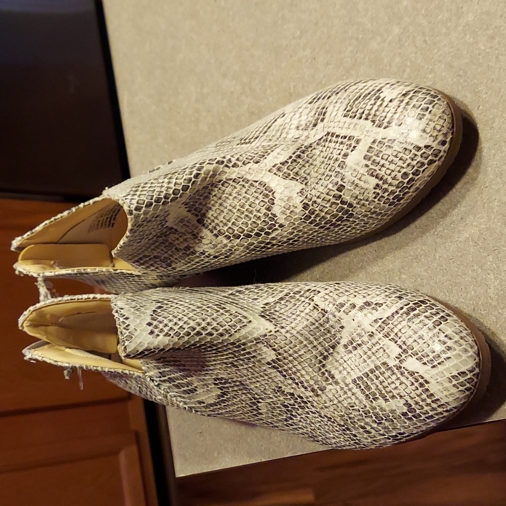 Women's Reaction Kenneth Cole booties